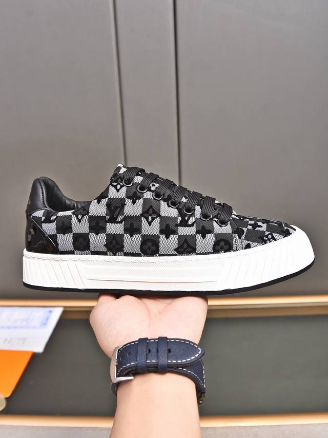 新品 商品商标：Lv* 路易威* 休闲鞋 正码码数: 38-44 可订做45 商品材料：鞋面1:1材质羊皮里，橡胶耐磨大底。